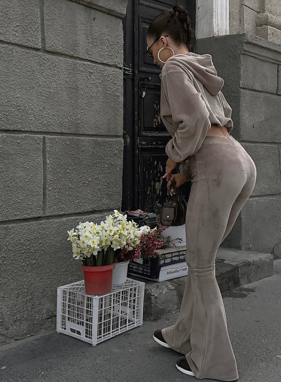 Alessandra- Chic Street Style: Velvet Comfort Meets Urban Elegance